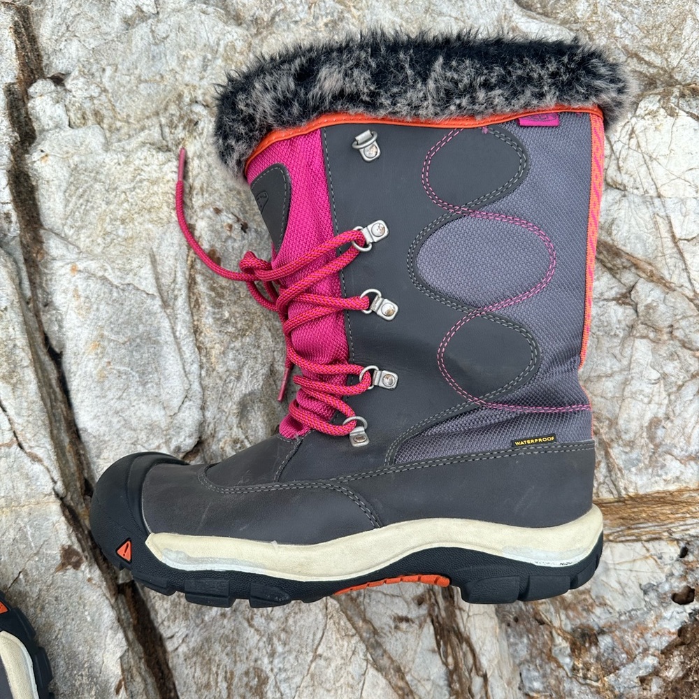 Kids US4 Keen waterproof thermal -32 degrees Celsius boots with zipper entry.